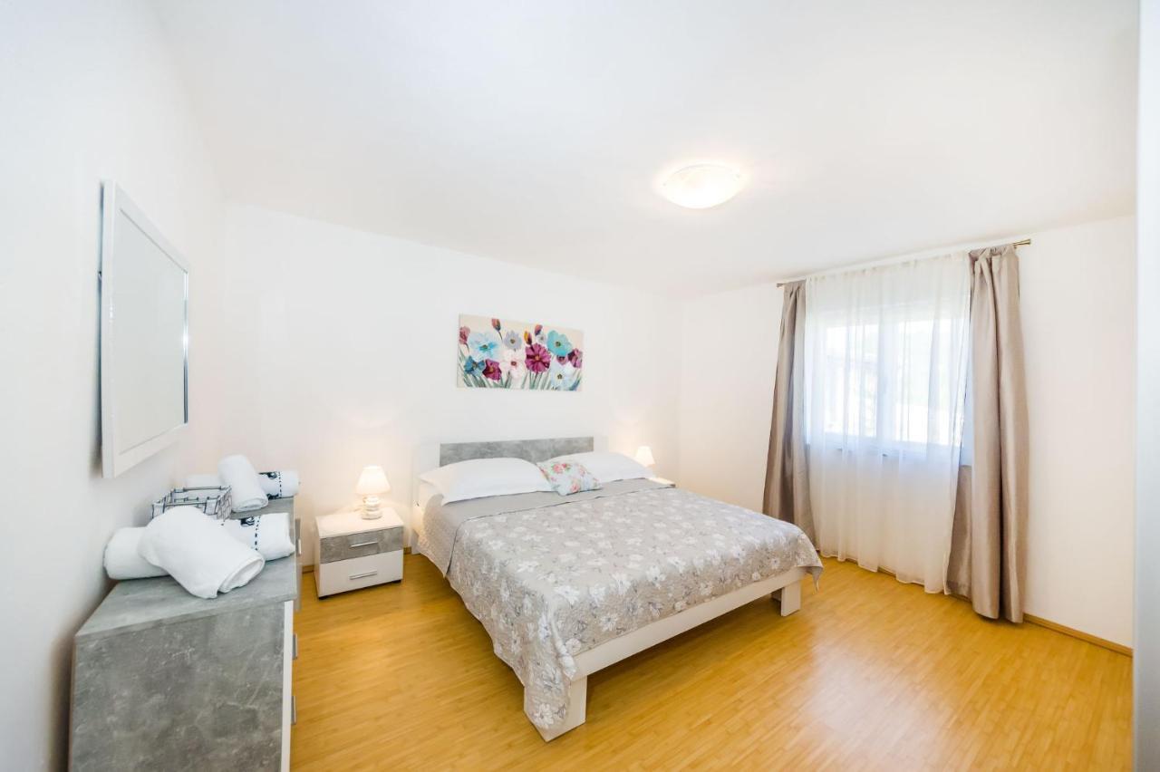 Holiday Home Ante With Beautiful Private Garden Nadin ภายนอก รูปภาพ
